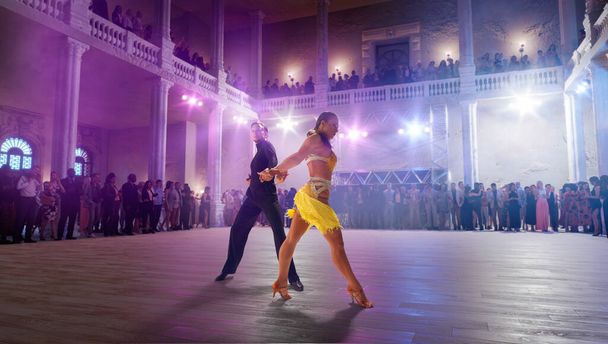 Pareja bailarines realizar baile latino en gran escenario profesional. - Foto, Imagen