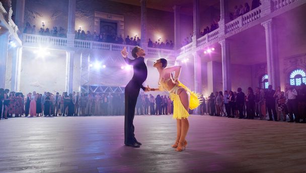 Para tancerzy wykonuje taniec latynoski na dużej scenie zawodowej. - Zdjęcie, obraz