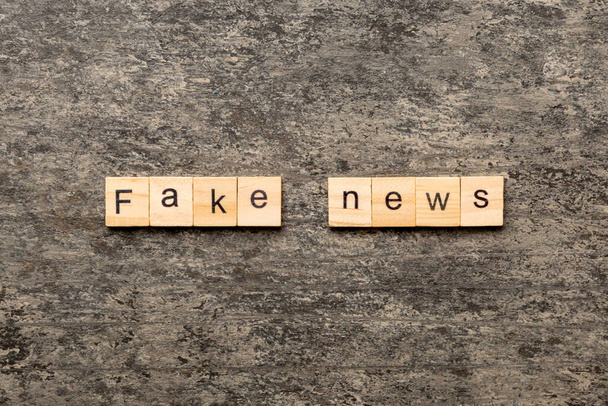 fake news word scritta su blocco di legno. fake news testo sul tavolo, concetto. - Foto, immagini