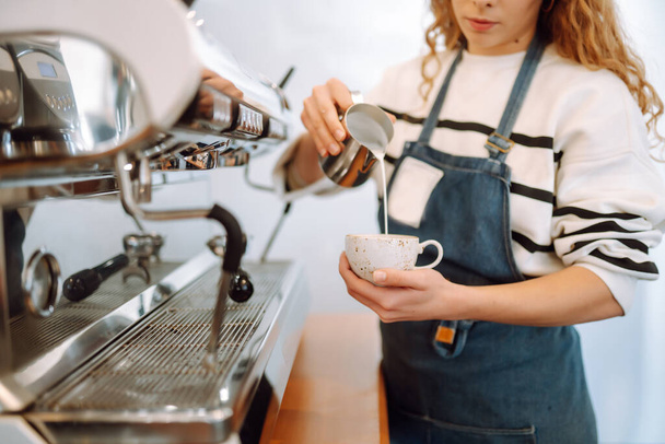 Barista κορίτσι προετοιμασία deliciouse φρέσκο ζεστό καφέ στην επαγγελματική μηχανή καφέ. Τροφή για το πακέτο. - Φωτογραφία, εικόνα