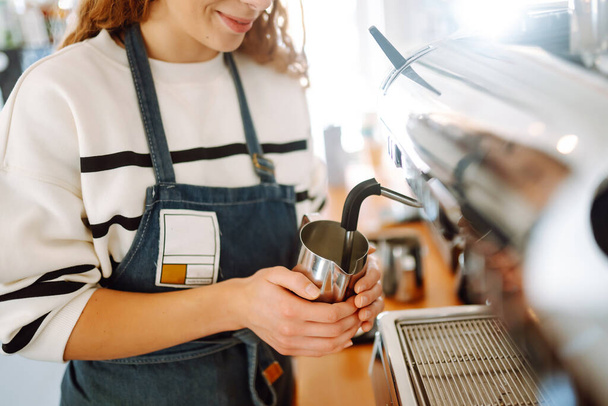 Barista κορίτσι προετοιμασία deliciouse φρέσκο ζεστό καφέ στην επαγγελματική μηχανή καφέ. Τροφή για το πακέτο. - Φωτογραφία, εικόνα