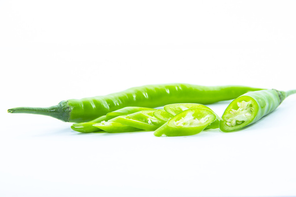 Pedaços de pimenta verde com matéria-prima
  - Foto, Imagem