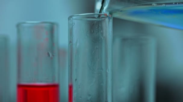 Flüssigkeit in Labor-Reagenzgläser gießen. - Filmmaterial, Video