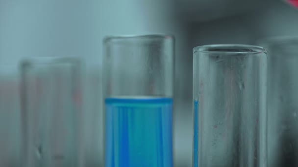 Flüssigkeit in Labor-Reagenzgläser gießen. - Filmmaterial, Video