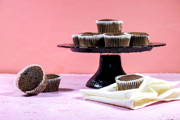 домашние шоколадные кексы в торте  - Фото, изображение