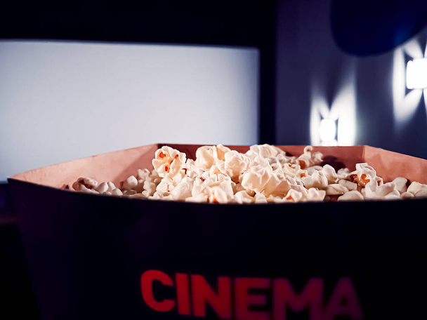 Kino i rozrywka, pudełko po popcornie w kinie do transmisji strumieniowej programów telewizyjnych i branża filmowa produkcja marki - Zdjęcie, obraz