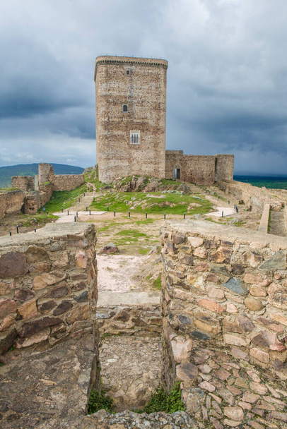 Feria Kalesi, Badajoz, İspanya. Extremadura 'daki en olağanüstü kalelerden biri. - Fotoğraf, Görsel