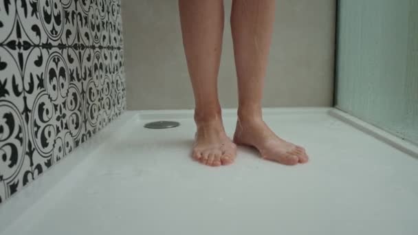 Pies femeninos en ducha. Mujer tomar una ducha en el baño - Metraje, vídeo