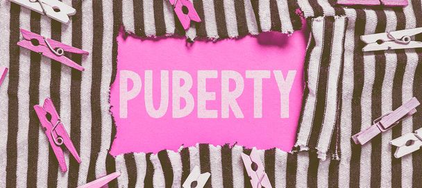 Kirjoittaminen näytetään tekstiä Puberty, Internet Concept aika tulossa ensimmäinen pystyy lisääntymään seksuaalisesti - Valokuva, kuva