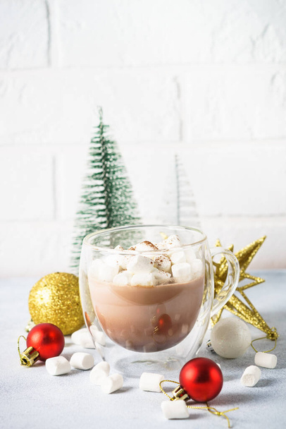 Cioccolata calda con marshmallow e decorazioni natalizie a tavola in pietra. - Foto, immagini
