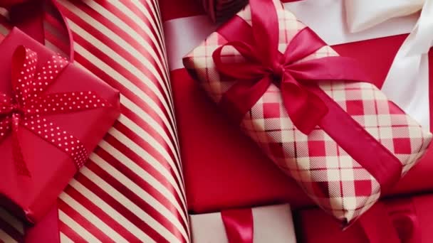 Prezenty świąteczne, boks i tradycyjne prezenty świąteczne, klasyczne czerwone i różowe pudełka świąteczne, zapakowane luksusowy prezent na Nowy Rok, urodziny, Walentynki i koncepcja święta - Materiał filmowy, wideo