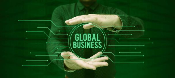 Texto que mostra inspiração Global Business, empresa de visão geral de negócios que opera instalações em muitos países - Foto, Imagem