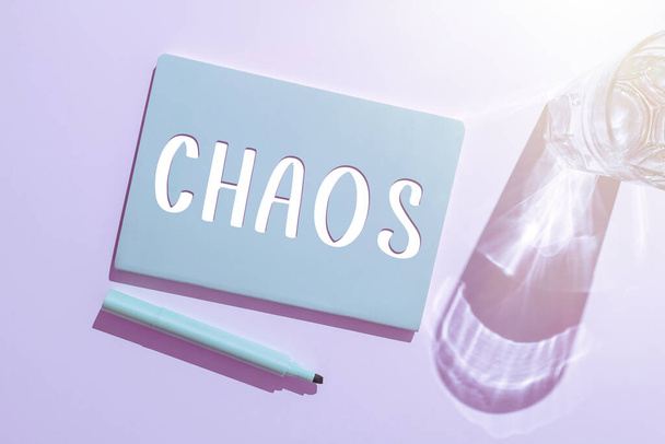 Textový nápis znázorňující chaos, Slovo napsané o naprosté poruše a velkém zmatku - Fotografie, Obrázek