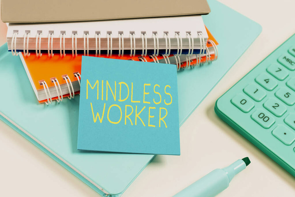 Tekst die inspiratie toont Mindless Worker, Word for Have no intelligent purpose Weinig aandacht - Foto, afbeelding