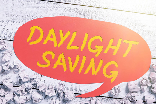 Handgeschriebener Text Daylight Saving, Word zum Vordrehen der Uhr, je wärmer das Wetter wird - Foto, Bild