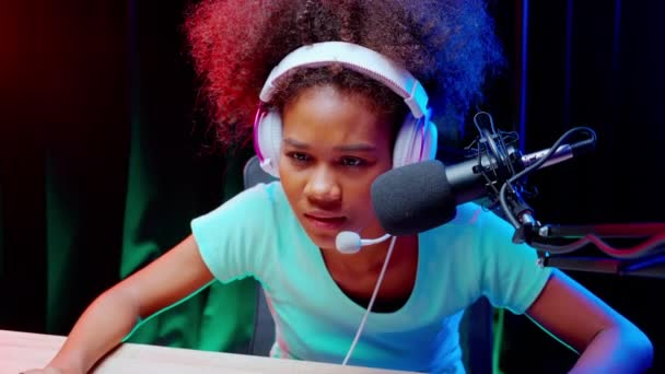 Jeune femme afro-américaine portant casque jouer à un jeu vidéo et en direct en streaming en ligne avec microphone à la maison, jeu et esport ou jeu de casting, une personne, concept de diffusion et de divertissement. - Séquence, vidéo