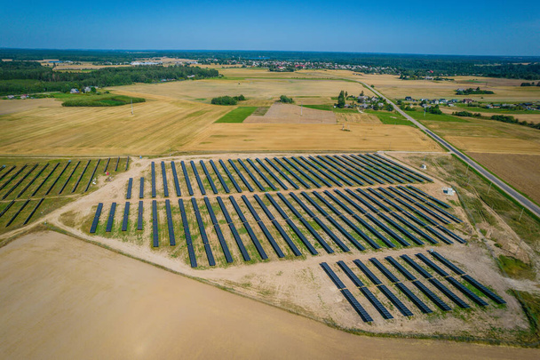 Paneles solares parque vista aérea. Fotovoltaica, fuente alternativa de electricidad - concepto de recursos sostenibles, electricidad verde y renovable - Foto, imagen