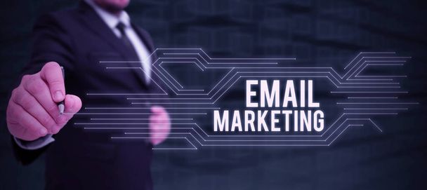 E- posta Pazarlama, İş Fikri Eylemi, bir grup gösterime ticari mesaj gönderme sunan metin başlığı - Fotoğraf, Görsel