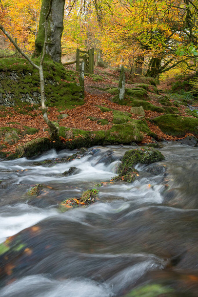 Larga exposición del río Weir Water que fluye aguas abajo del puente de los ladrones en el Parque Nacional Exmoor - Foto, imagen