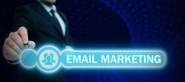 Inspiráció mutató jel E-mail Marketing, Üzleti koncepció törvény küld egy kereskedelmi üzenetet, hogy egy csoport bemutató - Fotó, kép