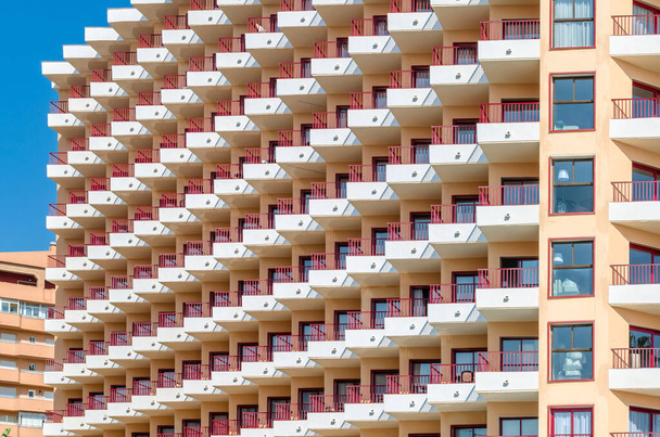 FUENGIROLA, ESPAGNE - 13 OCTOBRE 2021 : Bâtiments et hôtels modernes en bord de mer à Fuengirola, Andalousie, sud de l'Espagne - Photo, image