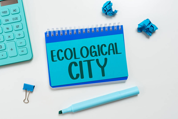 Znak pokazujący Ekologiczne Miasto, Pomysł na biznes człowieka osada wzorowana na samowystarczalnej strukturze - Zdjęcie, obraz