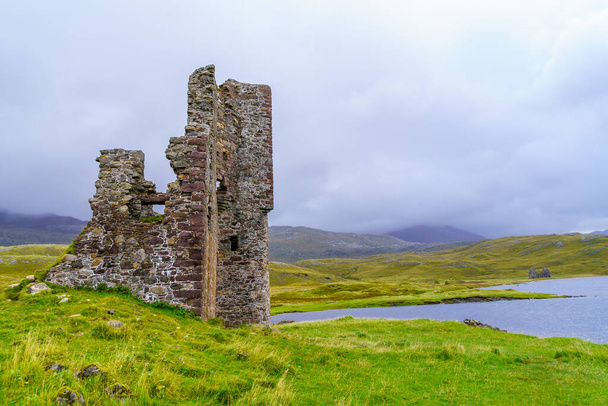 View of the ruined Ardvreck Castle, Loch Assynt, in the Highlands, Scotland, UK - Φωτογραφία, εικόνα