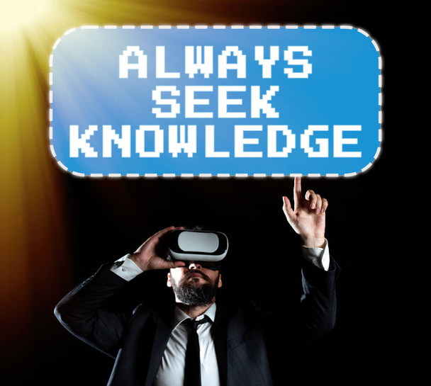 Текстовий знак показує завжди шукати знання, Інтернет-концепція Autodidact Сильне відчуття пошуку знань
 - Фото, зображення