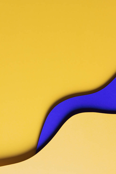 Abstrakti värillinen paperi rakenne tausta. Minimaalinen paperi leikata tyyli koostumus kerrokset geometrisia muotoja ja viivoja keltainen ja sininen väri. Yläkuva. - Valokuva, kuva