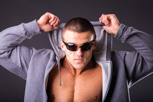 Чоловік у спортивній куртці та сонцезахисних окулярах
 - Фото, зображення
