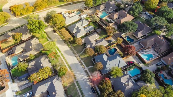 スイミングプールとカラフルな秋の紅葉ダラス、テキサス州、アメリカの近くで、単一の家族の家をアップグレードします。周囲の景色確立された郊外の住宅街明るい秋の葉、大きな通り - 写真・画像