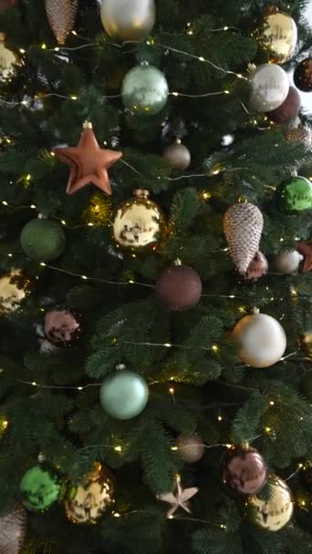 Primer plano de un árbol de Navidad decorado con diferentes juguetes. Concepto de Año Nuevo. - Imágenes, Vídeo