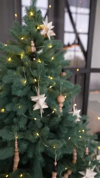 Nahaufnahme eines Weihnachtsbaums, der mit verschiedenen Spielzeugen geschmückt ist. Neujahrskonzept. - Filmmaterial, Video