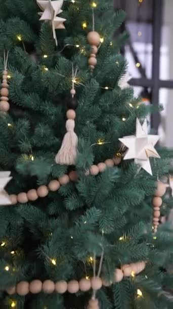 Close-up de uma árvore de Natal decorada com brinquedos diferentes. Conceito de Ano Novo. - Filmagem, Vídeo