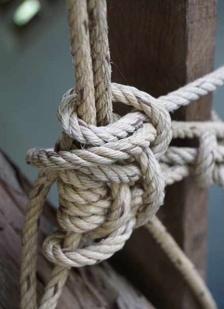 close-up of a rope on a wooden background - Foto, afbeelding