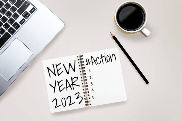 2023ハッピー新年決議目標リストと計画設定-新年の目標と決議設定の計画リストについて書かれたノートブック付きのビジネスオフィスデスク。変化と決意の概念. - 写真・画像
