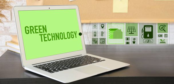 Laptop con testo GREEN TECHNOLOGY sullo schermo in ufficio - Foto, immagini