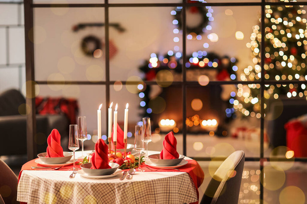 Ambiente de mesa elegante para o jantar de Natal em casa à noite - Foto, Imagem