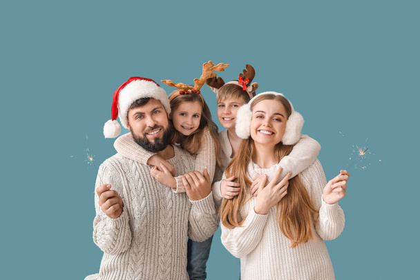 Joyeux famille avec des étincelles de Noël sur fond bleu - Photo, image