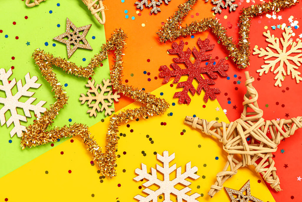 Composição com decorações de Natal e lantejoulas sobre fundo de cor - Foto, Imagem