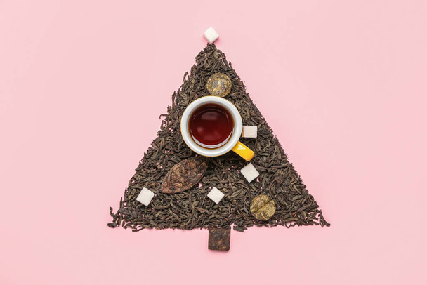 Різдвяна ялинка з чаю з цукром та чашкою на рожевому фоні
 - Фото, зображення