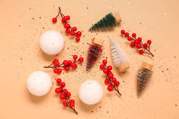 Composição com bela decoração de Natal e lantejoulas sobre fundo de cor - Foto, Imagem