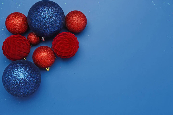 Bolas de Natal coloridas no fundo azul - Foto, Imagem
