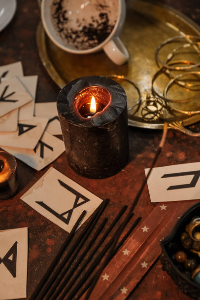 Atributos mágicos de adivino en la mesa - Foto, Imagen
