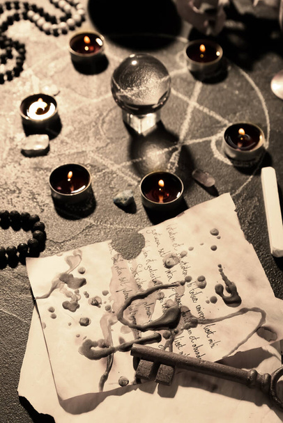 Attributi magici per il rituale sul tavolo scuro - Foto, immagini
