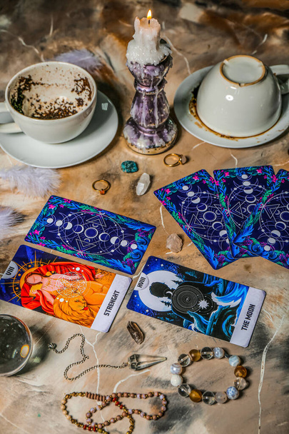 Magiczne atrybuty wróżki i kart tarota na stole - Zdjęcie, obraz