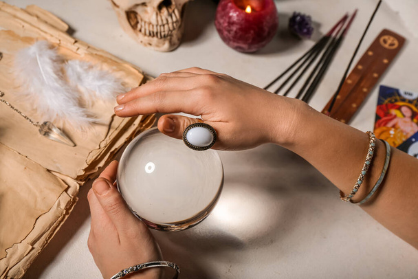 Soothsayer com bola de cristal e atributos mágicos à mesa - Foto, Imagem