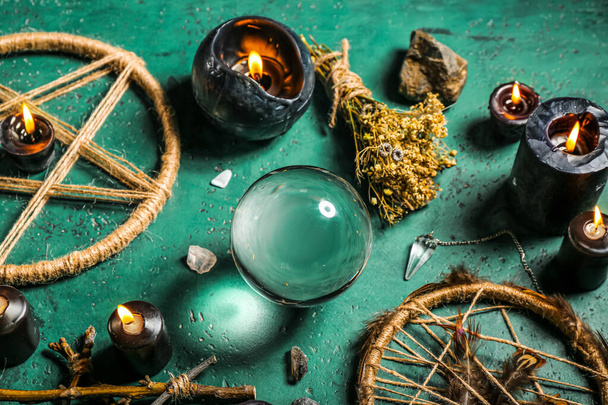 Magiczne cechy wróżki na zielonym stole - Zdjęcie, obraz