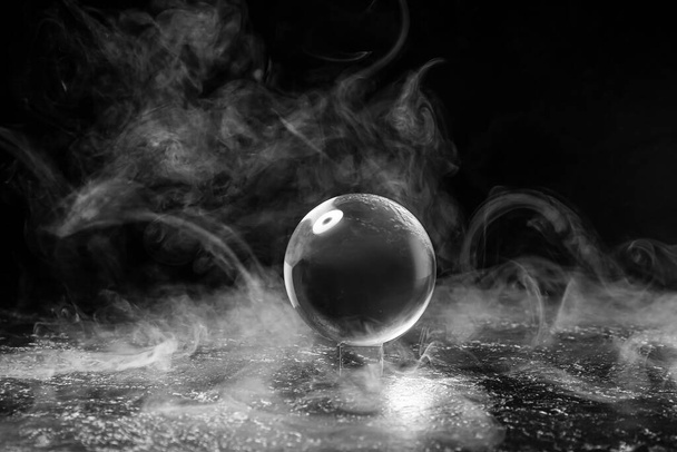Bola de cristal de cartomante e fumaça no fundo escuro - Foto, Imagem
