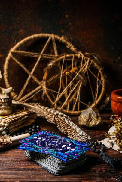 Tarocchi e attributi magici sul tavolo di legno - Foto, immagini